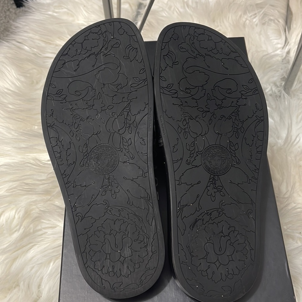Beautiful Versace Slides - Picture 3 of 12